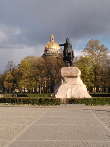 Estátua do czar Pedro I, o Grande, na Praça dos Decembristas, em frente à Catedral de Santo Isaque