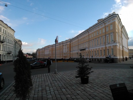 Vista da Ponte Pevchevsky (muito larga) para a prédio na esquina da Praça do Palácio de Inverno e do cais do Rio Moika (quase não dá para perceber o cais), São Petersburgo