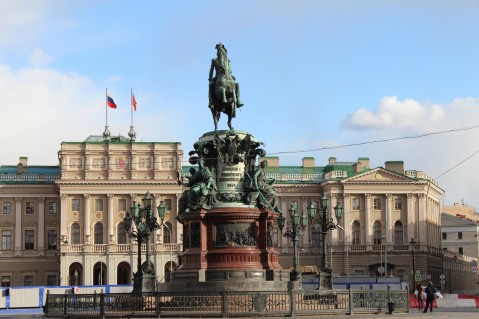 Palácio Mariinsky e estátua do tsar Nicolau I