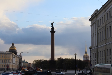 Vista do cais do rio Moika para a Coluna de Alexandre, na Praça do Palácio de Inverno, São Petersburgo