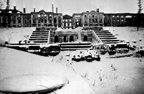 Peterhof - II Guerra Mundial - Chandogin: Dystrophiker, Leningrad, Dezember 1942 (© Deutsch-Russisches Museum Berlin-Karlshorst e.V.) - imagem retirada do site http://www.wartist.org/blog/?p=742